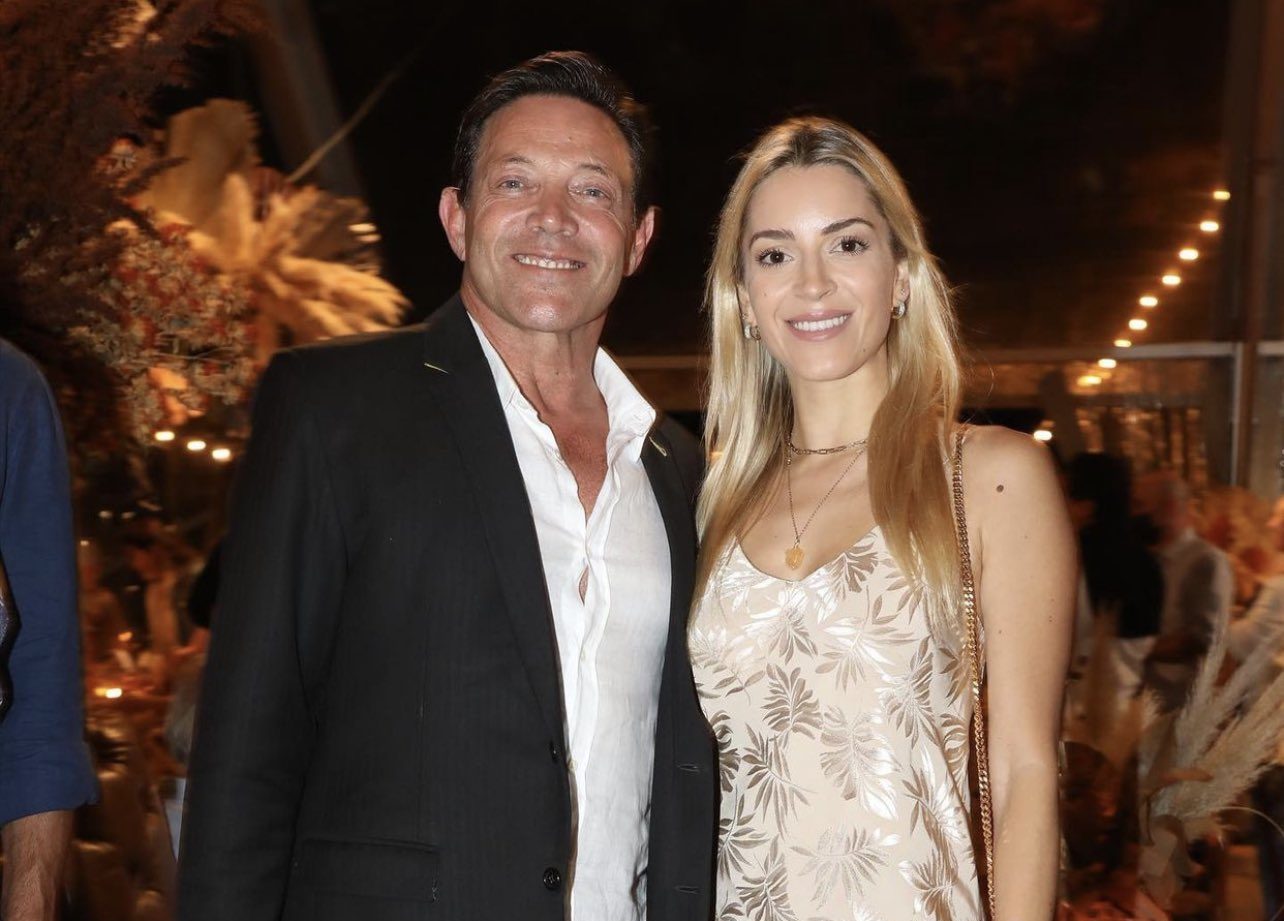 Jordan Belfort junto a su esposa, la argentina Cristina Invernizzi.