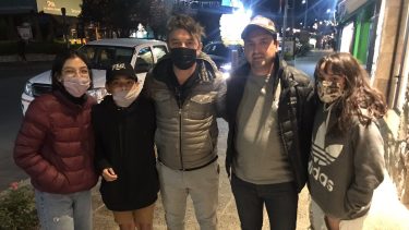 Gallardo en las calles de San Martín con hinchas que le pidieron una foto. 