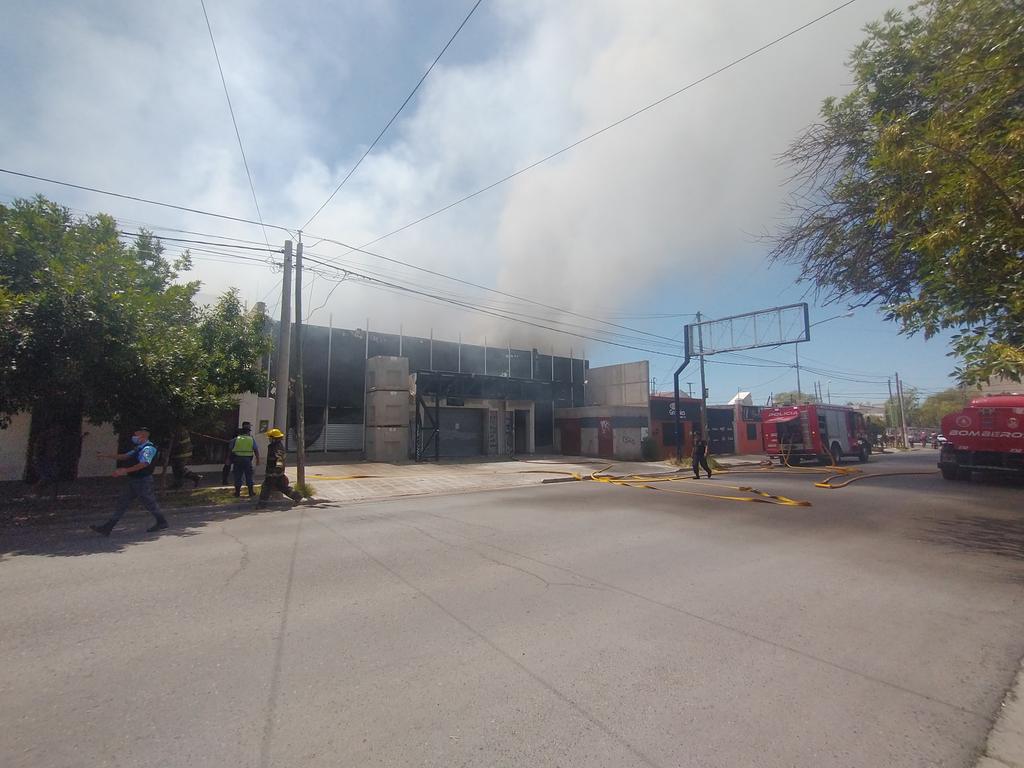 El humo se puede ver por la calle Richieri.  Foto: Twitter @lucasjaranqn