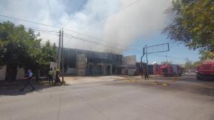 Se incendió un depósito abandonado en el Bajo de Neuquén