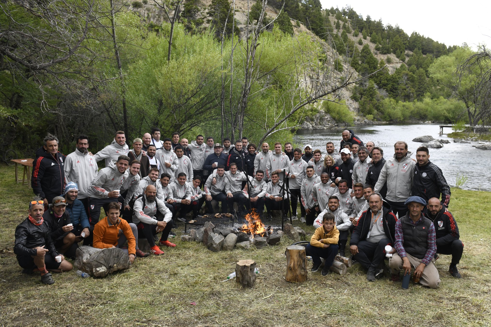 La delegación completa de River comiendo unos choripanes a orillas del arroyo Quilquihue. Foto: prensa River 