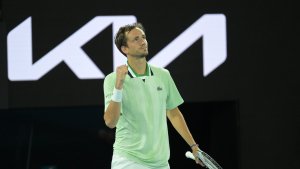 Medvedev le ganó el partido del torneo a Auger-Aliassime y está en semis del Australian Open