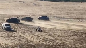 Video: tres camionetas corrían una picada en la playa y chocaron a un motociclista