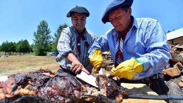 Cada año se preparan unos 20 asados por día que se compran a pequeños comerciantes y crianceros de la zona. Foto: gentileza.