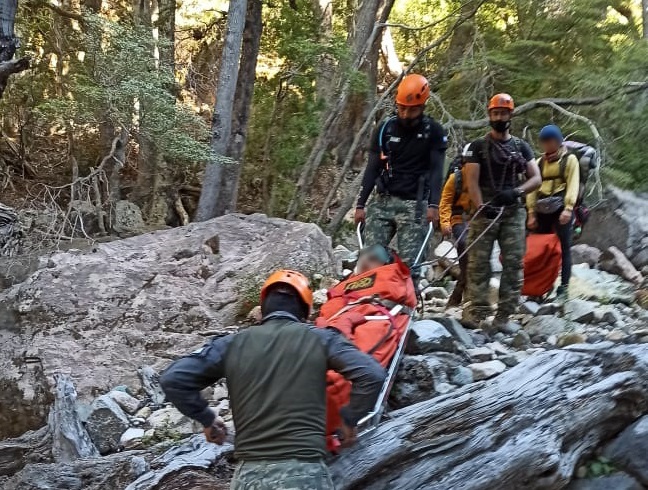 Gendarmes de una unidad de montaña participaron del rescate de varios andinistas lesionados, uno de ellos en la zona del cerro López. Gentileza