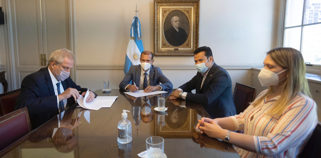 Gutiérrez aprovechó su viaje a Buenos Aires para la reunión con Guzmán y firmó el convenio por la EPET. (Gobierno de Neuquén).-