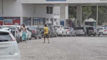 En las estaciones de servicio de Las Grutas se observan largas colas y una alta demanda de combustibles. Foto: Martín Brunella.-