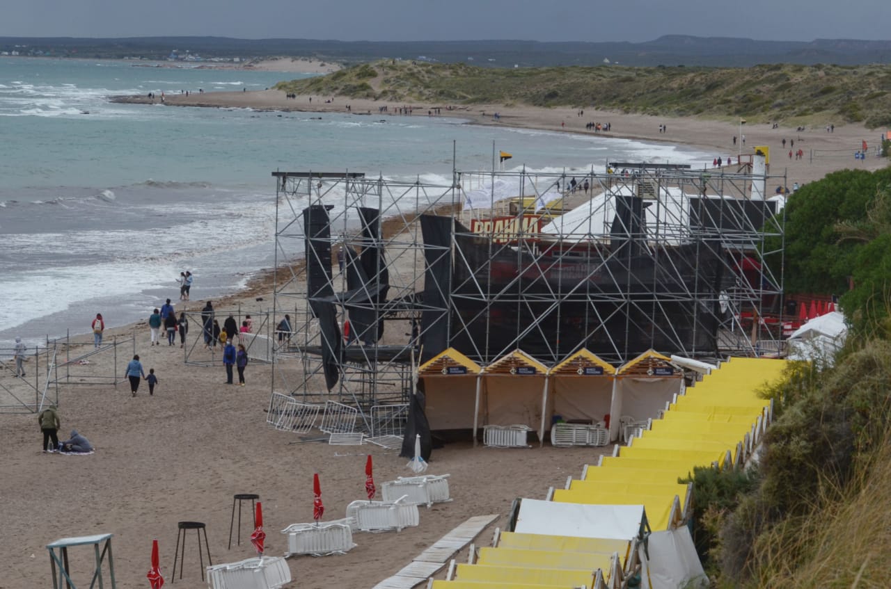 Entre la cuarta y quinta bajadas, un enorme escenario montado para eventos privados ocupa la costa