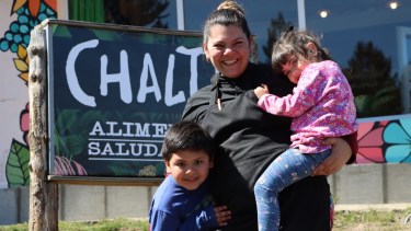 Paola Becerra, una zapalina que integra una pionera cocina saludable en Pehuenia