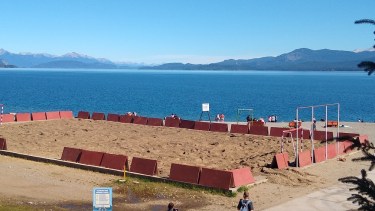 La cancha de beach handbol está emplazada en la playa público, junto al lago Nahuel Huapi, en el Centro. 