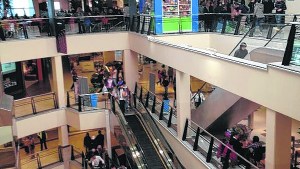 Trabajadoras y trabajadores de pie