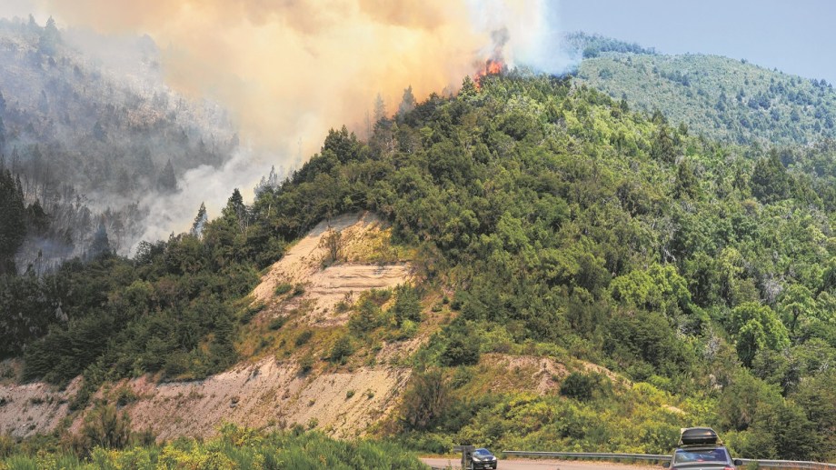 Las llamas amenazantes se sostienen en lo alto de un cerro, en proximidades de El Manso, en la Ruta Nacional 40. Foto: Chino Leiva