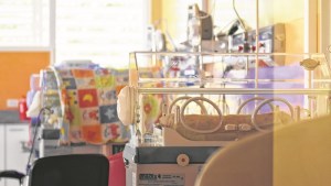 El hospital de Roca deriva cirugías neonatales y legisladores piden saber a qué costo