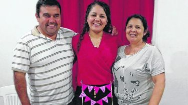 César, Evelyn y su mamá, Mónica Llanquileo, en un festejo de cumpleaños. Foto gentileza
