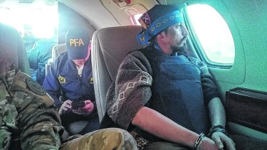 Jones Huala a bordo del avión que lo condujo a Chile desde Esquel para ser juzgado (Foto: Archivo)