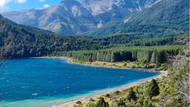 Impresionante: el lago Filo Hua Hum en la cordillera neuquina. @viviendoenpatagonia.