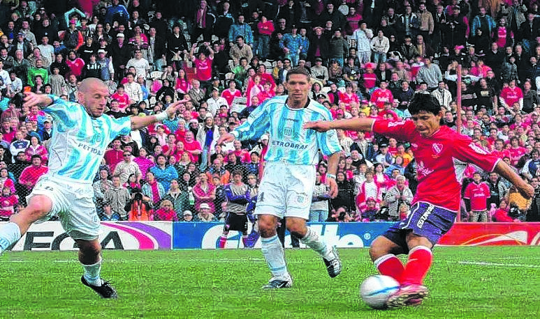 El remate del Kun Agüero terminará en la red. Independiente y una goleada 4 a 0 en la vieja ‘Doble Visera’ de Avellaneda. 