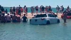 El mar cubrió varios vehículos en Las Grutas y el Puerto San Antonio Este