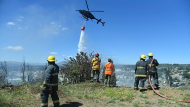 La voracidad del incendio obligó a sumar al helicóptero para contener el avance de las llamas en la zona de la Barda del Ñireco, en Bariloche. (foto Marcelo Martínez)