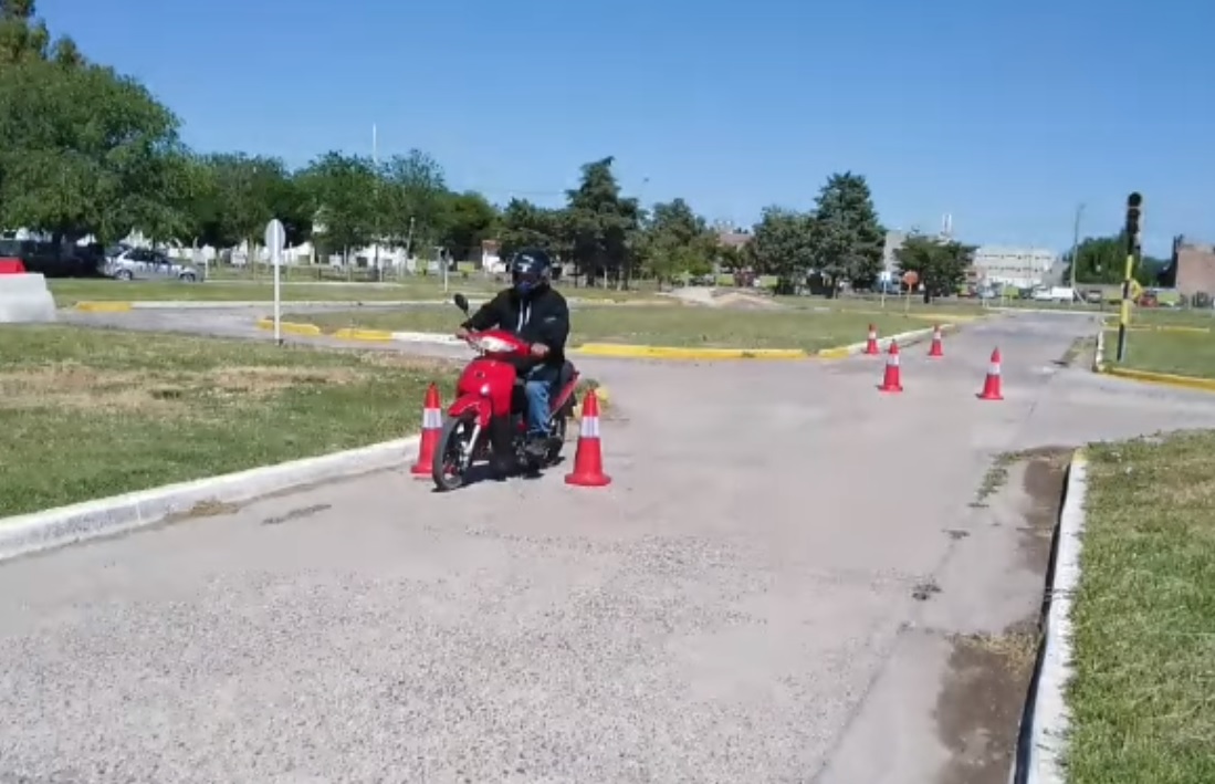 Las motos realizan las pruebas prácticas en la pista para obtener la licencia.