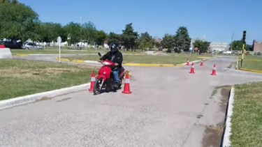 Las motos realizan las pruebas prácticas en la pista para obtener la licencia.