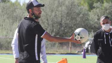 Luego de tres años al frente del equipo de la Confluencia, Alecha tendrá la oportunidad de dirigir al plantel profesional.