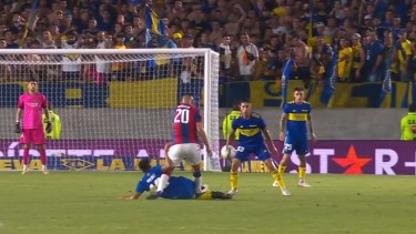 El momento donde no quedan dudas que Ortigoza pisa a Molinas, que quedó tirado en el suelo. 