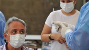 Ómicron: revelan por qué es más contagiosa pero menos letal