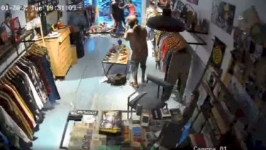 Las cámaras de seguridad registraron el momento. 