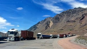 Más de 3.000 camiones siguen varados por una protesta en el paso Cristo Redentor