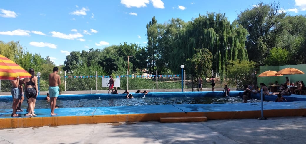Desde hace unos días, el natatorio municipal de Valcheta es el centro de atracción. Allí se dictará un taller de natación. Foto: gentileza.