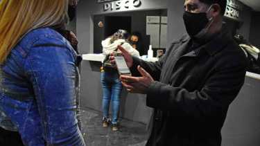 Los locales bailables tienen la exigencia de reclamar a sus clientes el esquema completo de vacunación. (Foto: Andrés Maripe)