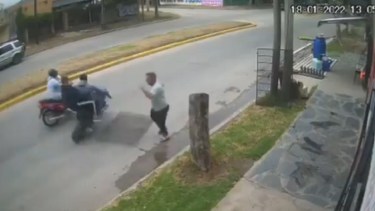 El momento en el que el comerciante arroja la reja para intentar frenar a los ladrones. 