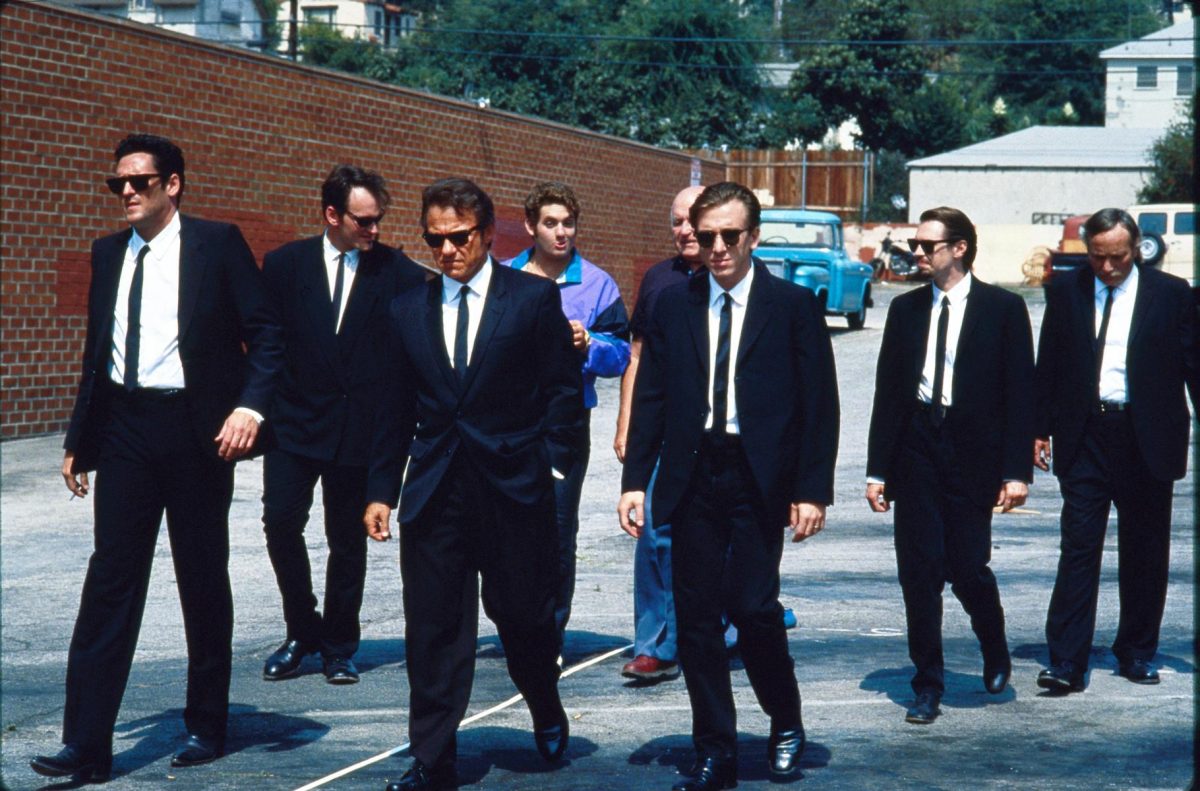 Tarantino contó que los trajes negros fueron por una decisión estética y narrativa, como uniforme para camuflar el escape.
