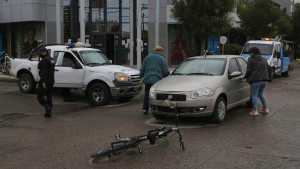 Piden un semáforo tras un accidente en la zona de las vías en Roca