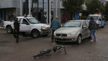 Piden un semáforo tras un accidente en la zona de las vías en Roca