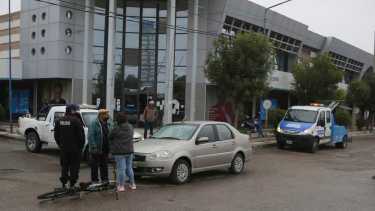 Una joven ciclista terminó con heridas tras el impacto. Foto Juan Thomes