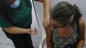 El Gobierno descartó incorporar al calendario obligatorio la vacuna contra el Covid-19