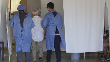 El gobierno nacional sugirió nuevos criterios a las provincias ante la saturación de los centros de testeo. (Foto: Juan Thomes) 