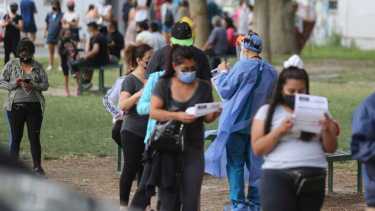 Las filas este lunes por la mañana para hisopados covid en el hopsital de Roca. Fotos: Juan Thomes