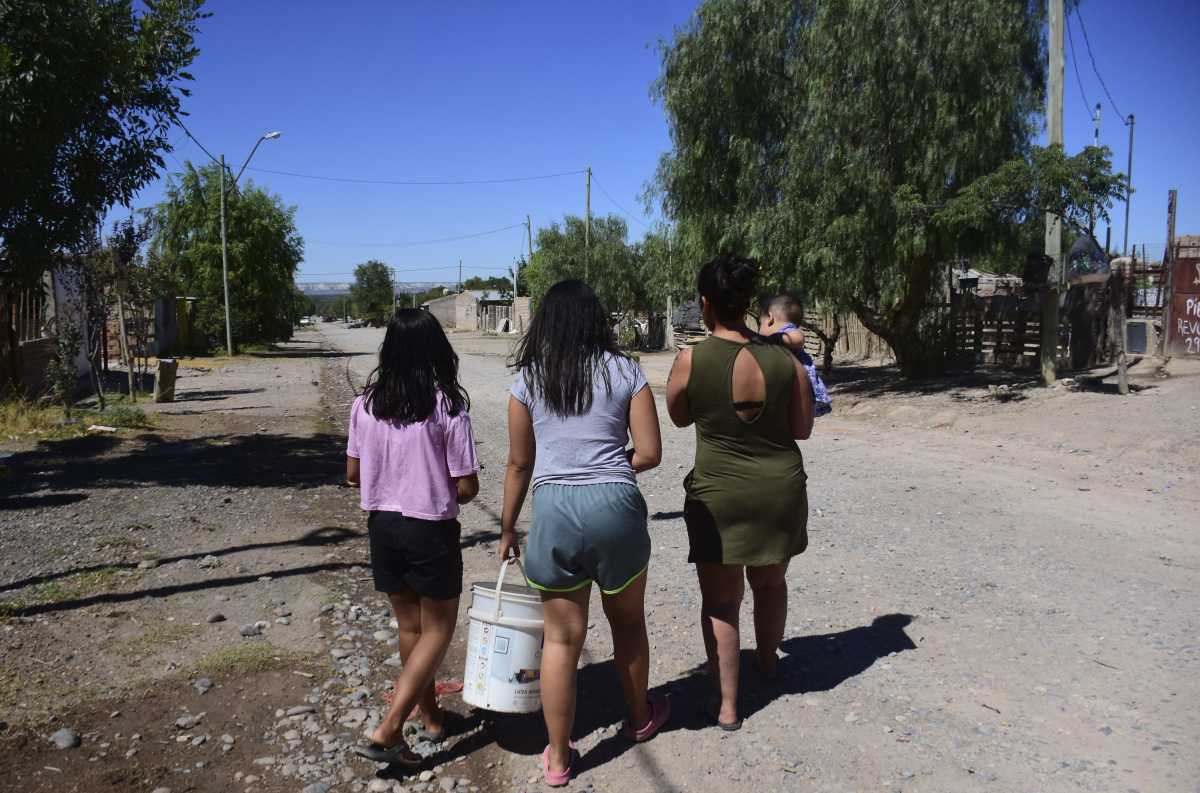 Las familias de la zona norte de Roca tienen que recurrir a pedir agua a vecinos de otros puntos de la ciudad. Foto: Emiliana Cantera