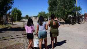Vivir la odisea de pasar días sin agua potable en Roca