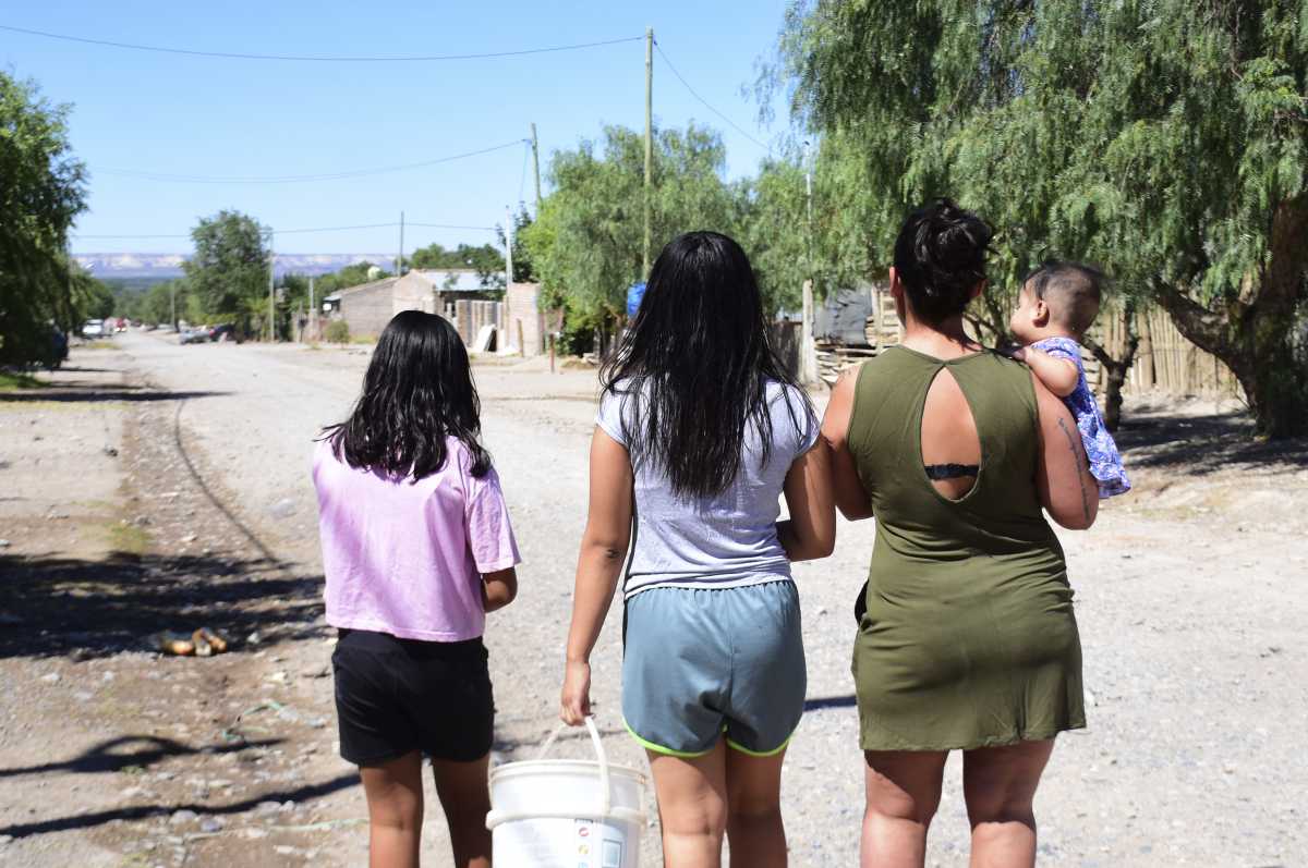 Las familias cuando se quedan sin agua van a pedirle a los vecinos que tengan alguna reserva. Foto archivo: Emiliana Cantera