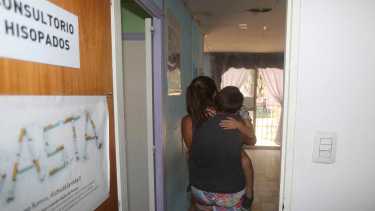 Desde ayer lunes, en los hospitales de Río Negro sólo testean a mayores de 60 años, personas de grupos de riesgo y cuadros moderados o graves. (Foto: Juan Thomes)