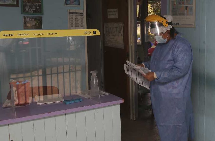En Roca continúan los testeos en el hospital López Lima. Hoy hubo 128 nuevos contagiados. Foto: Juan Thomes