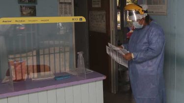 En Roca continúan los testeos en el hospital López Lima. Hoy hubo 128 nuevos contagiados. Foto: Juan Thomes