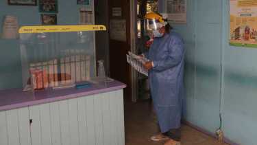 Esta mañana sólo se hisopó a pacientes con turnos. Otros, ya no pudieron acceder al estudio para determinar de manera fehaciente si tenían Covid-19. (foto: Juan Thomes)