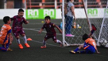 Diversión en el Mundialito. Mañana regresa la actividad a las canchas de la región, donde 3000 chicas y chicos animan la 34° edición. Foto: Andrés Maripe
