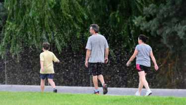Caminar y generar un hábito entre los niños puede evitar enfermedades de todo tipo, entre ellas las coronarias. Foto: Andrés Maripe