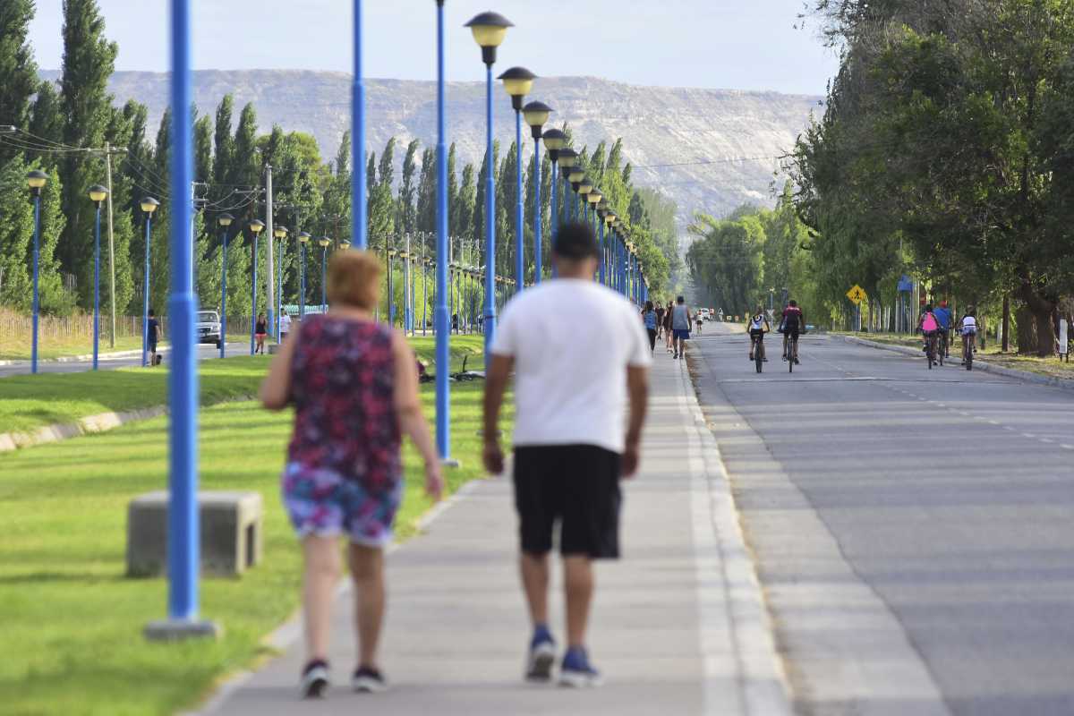 Roca 26/01/22: el paseo del Bicentenario es unos de los lugares elegidos por la gemte para caminar, correr y andar en bicicleta. Foto: Andrés Maripe